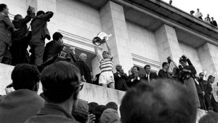 El capitán del Celtic, McNeill, alza la Copa de Europa de 1967.