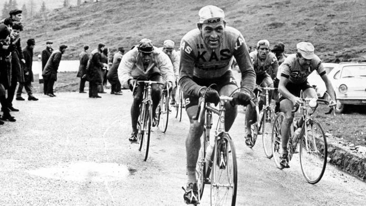 Antonio Gómez del Moral (c), en el Giro de Italia de 1967. 
