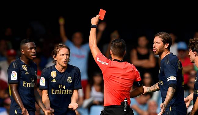 Modric ve roja por una entrada fortuita al tendón de Aquiles de Brais Méndez.