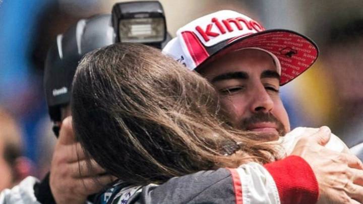 Fernando Alonso abraza a su actual pareja.