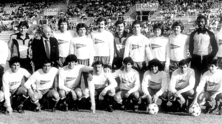Maradona (el tercero por abajo desde la derecha) en el partido de la AFE contra Rumania.
