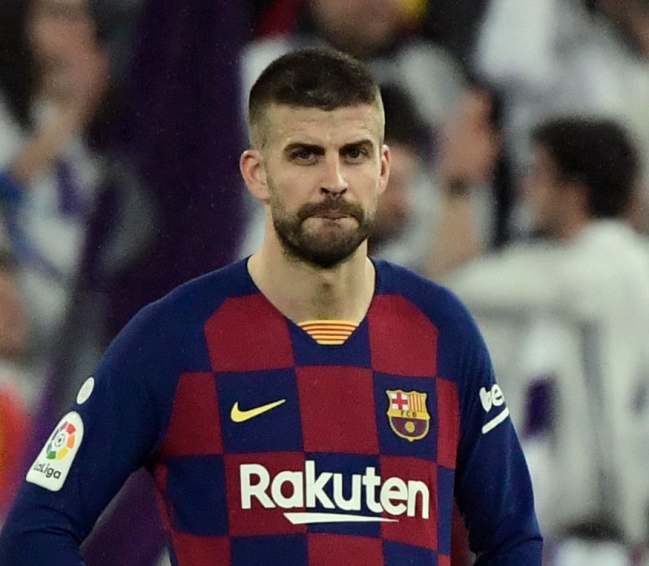  Leo Messi se dispone a sacar del centro tras un gol del Madrid. 