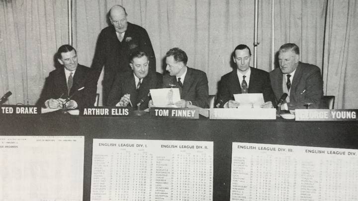Los miembros del jurado. De izquierda a derecha, Ted Drake, Lord Brabazon (de pie), Arthur Ellis, Tom Finney, Tommy Lawton y George Young.