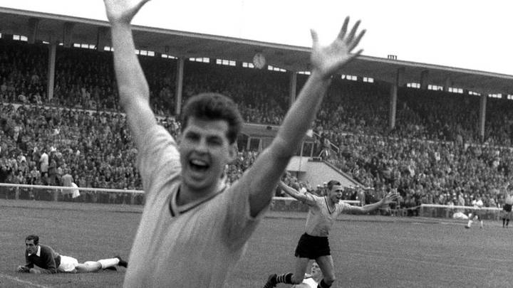 Konietzka, del Borussia Dortmund, marca en Bremen al Werder el primer gol de la jornada inaugural, 24 de agosto de 1963.