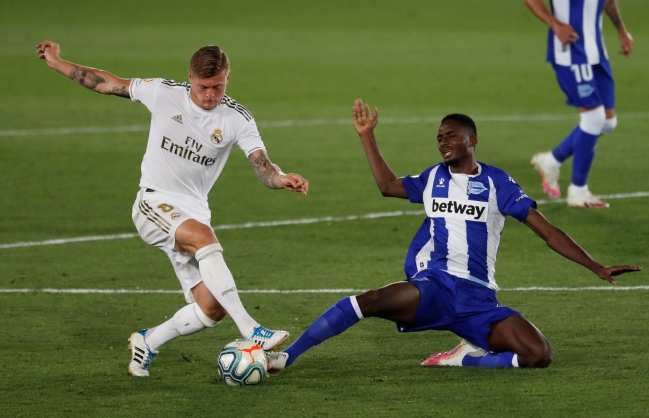 Kroos pelea una pelota ante el alavesista Abdallahi en el Real Madrid-Alavés del pasado viernes.