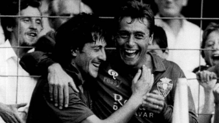 Michael Robinson y Enrique Martín celebran un gol de Osasuna en la temporada 1986-87