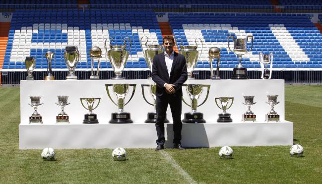 Iker Casillas posa con todos los trofeos conseguidos en su brilante etapa en el Real Madrid.
