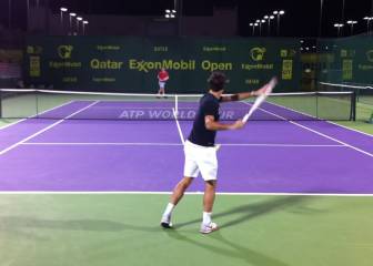 ¿Cuáles son las características más notables del tenis nocturno?