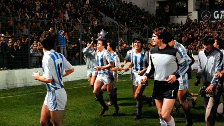 Los jugadores de la Real celebran con su público la Supercopa de 1982.