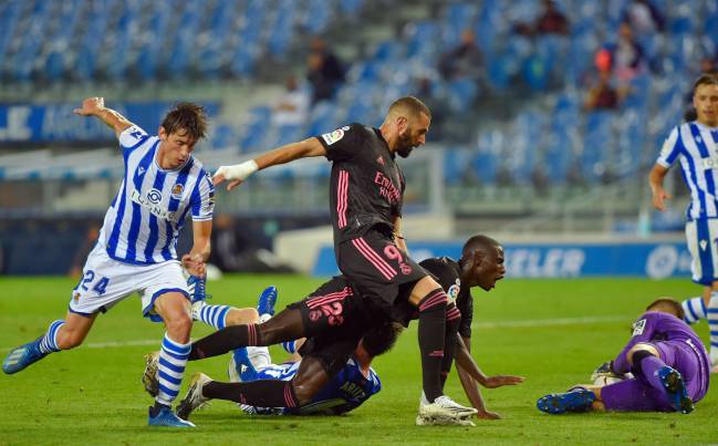 Benzema y Mendy pelean por un balón que termina atajando Remiro durante el partido de Anoeta del pasado domingo.