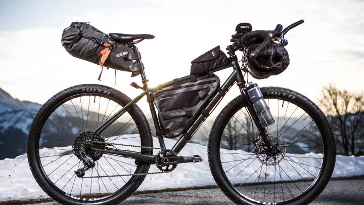Qué es el 'bikepacking': Viajes de bici de alforjas... sin alforjas