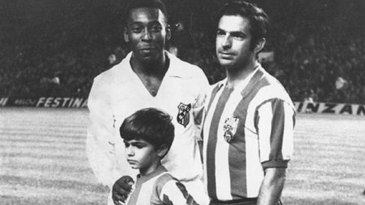 Pelé junto a Rivilla y a su hijo en septiembre de 1969.
