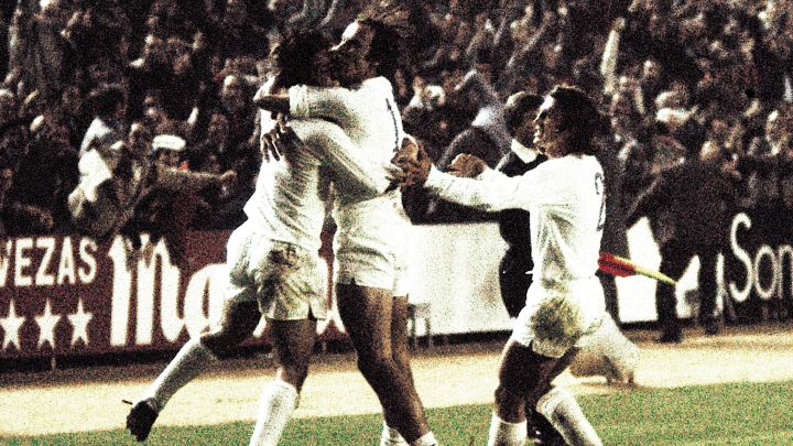 Roberto Martínez, Santillana y Sol se abrazan para celebrar la remontada del Real Madrid contra el Derby County en la Copa de Europa el 5 de noviembre de 1975.