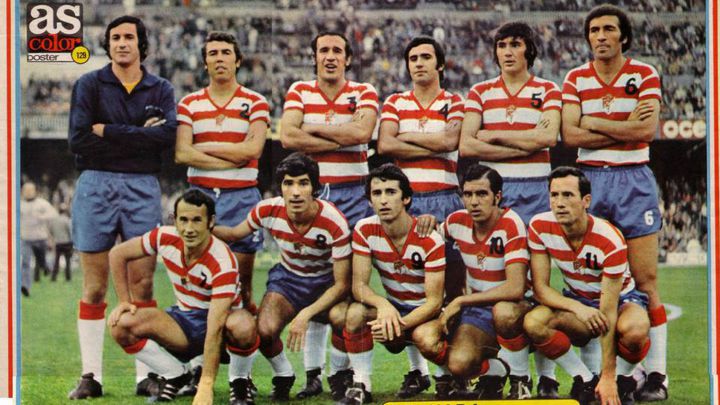 Alineación del Granada en un partido de la temporada 73-74 con las rayas horizontales de la camiseta.