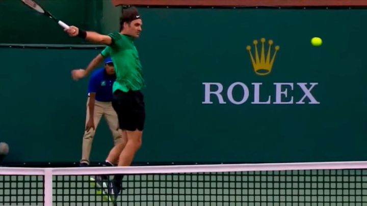 Roger Federer golpeando un revés en Indian Wells