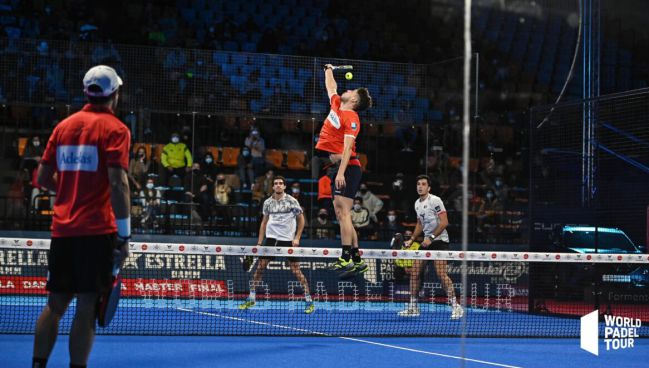 Galán y Lebrón, impotentes ante un remate de Agustín Tapia en la final del Master Final.