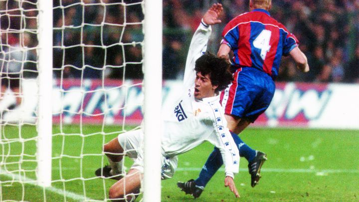 Iván Zamorano y Koeman de espaldas en una jugada de la manita del Real Madrid al Barcelona el 7 de enero de 1995.