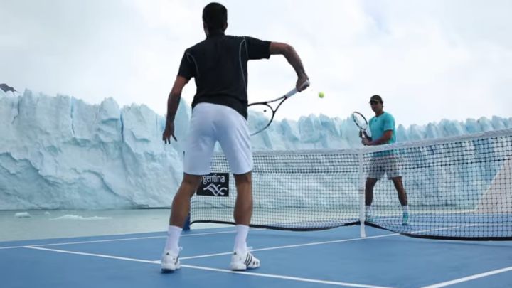 Rafa Nadal y Novak Djokovic jugando al tenis