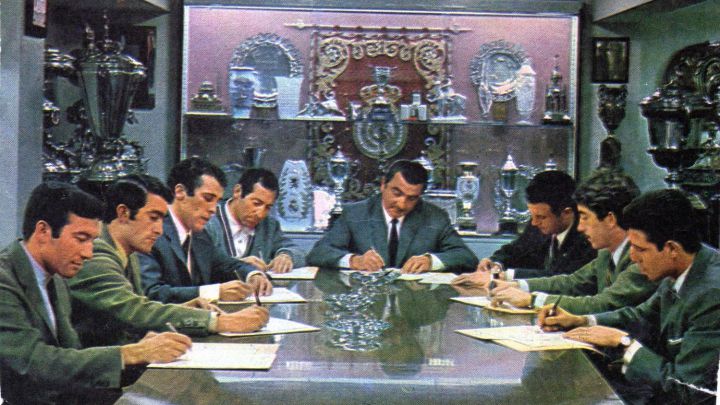 En 1968, el Real Madrid renovó en una misma mañana a siete jugadores y al entrenador: Muñoz, Gento, Araquistain, Amancio, Pirri, Calpe, Velázquez y Grosso. 