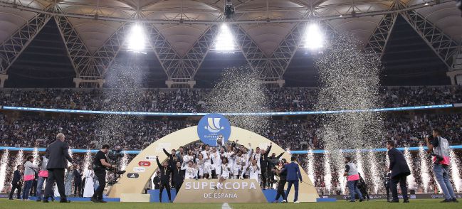 El Madrid celebra la consecución de la Supercopa en Arabia Saudí.