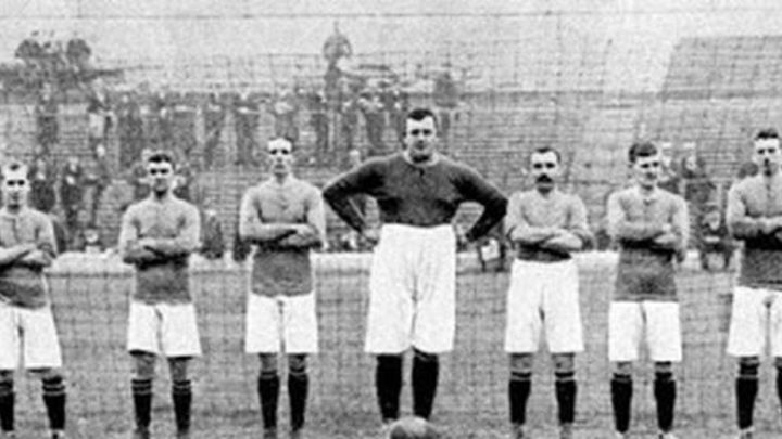 El equipo fundacional del Chelsea, con Foulkes en el medio.