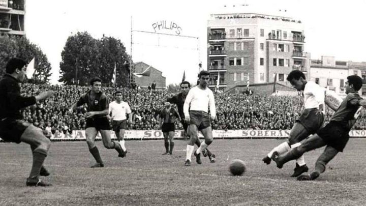 Un remate de Re en el Levante-Barcelona de 1964.