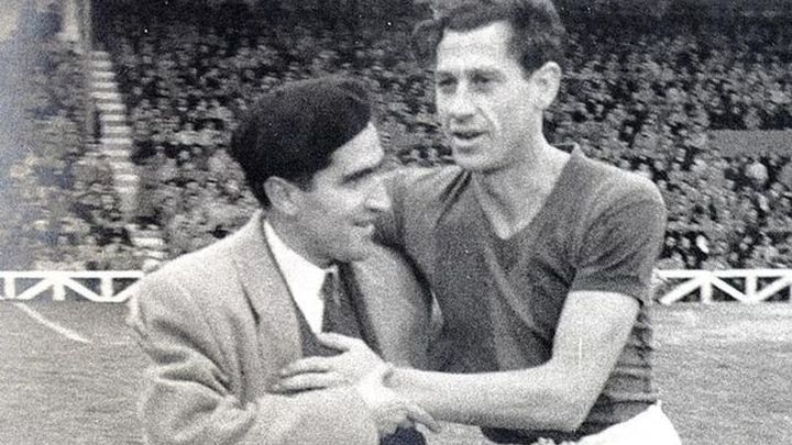 Ángel Zubieta es abrazado por un aficionado durante un partido en San Mamés con el San Lorenzo de Almagro.