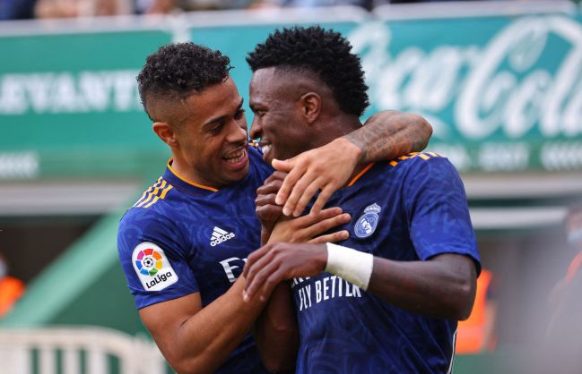 Mariano y Vinicius celebran el primer gol del Madrid en el Martínez Valero.