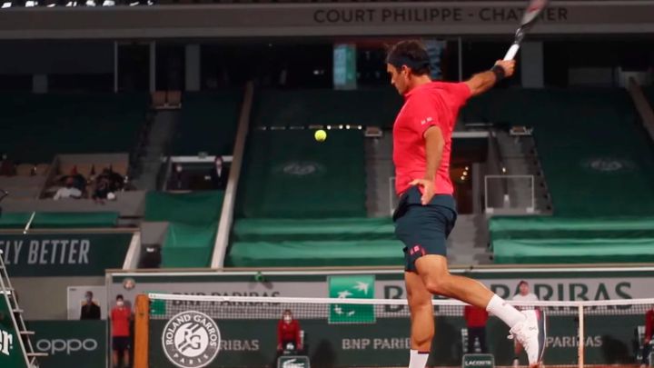 Roger Federer de revés en Roland Garros