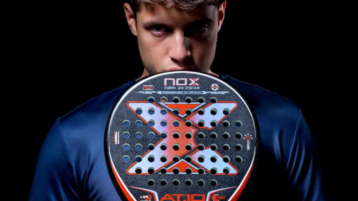 El jugador de World Padel Tour Agustín Tapia con el modelo Nox AT10 2022.
