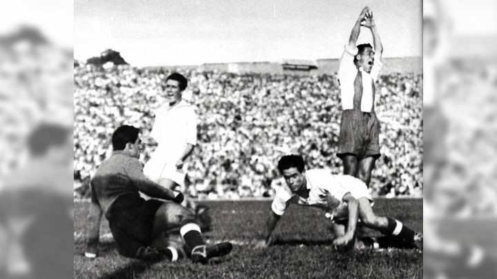 Soria, del Alcoyano, celebra su gol en el Bernabéu ante Bañón, Ipiña y Huete en 1947.