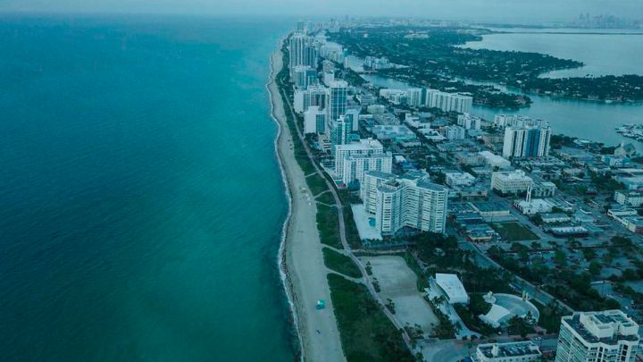 Vista aérea de Miami, ciudad que inauura el World Padel Tour 2022.