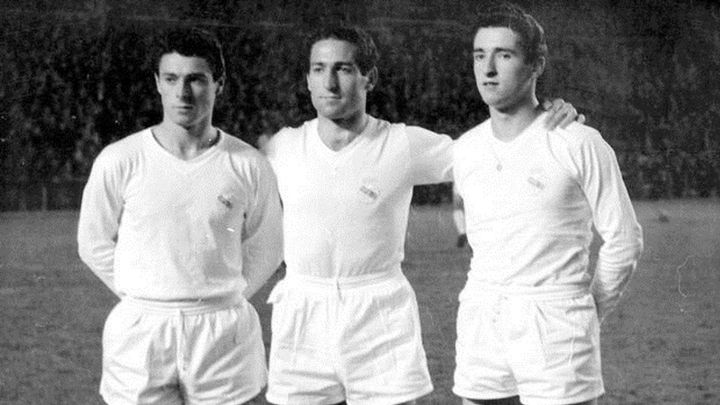 Julio Gento (II), Paco Gento y Antonio Gento (III), en la única vez que jugaron juntos, en un amistoso contra el Zúrich en el Bernabéu, en enero de 1959.