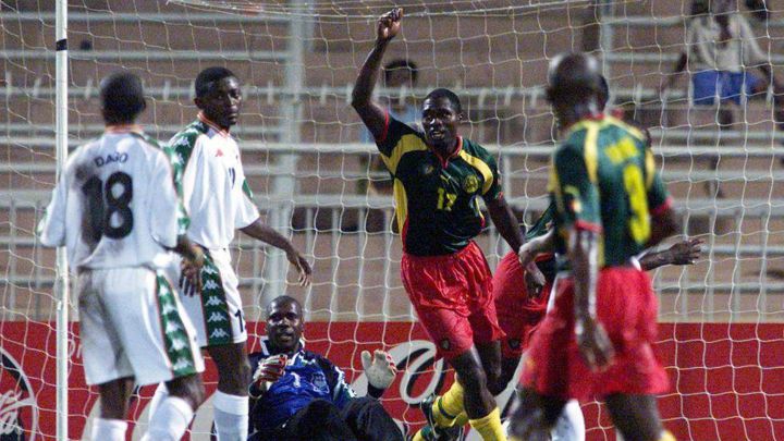 Uno de los goles de Camerún a Costa de Marfil en 2000.