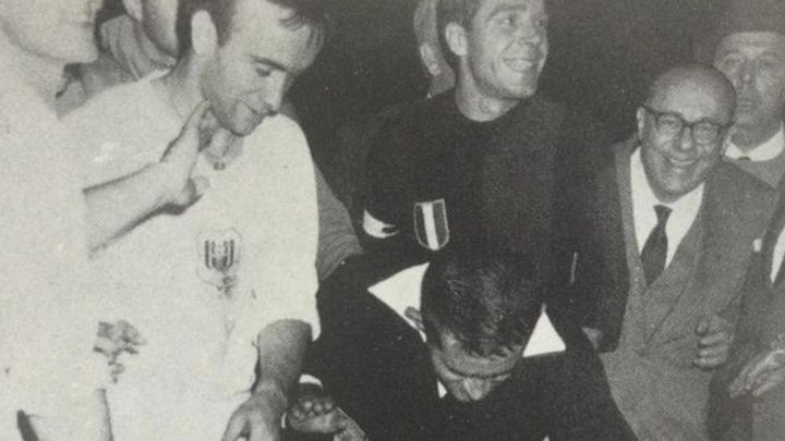 El árbitro del Bolonia-Anderlecht de 1964 lanza una moneda para deshacer el empate.
