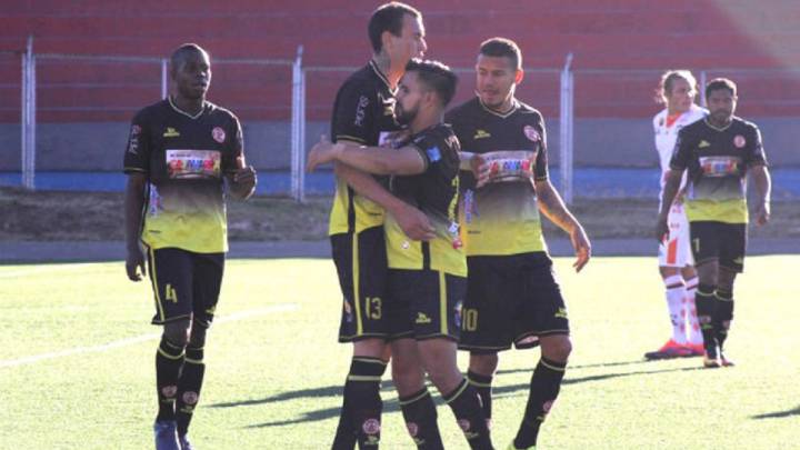 Jugadores de UTC Cajamarca celebran un gol en el torneo peruano.