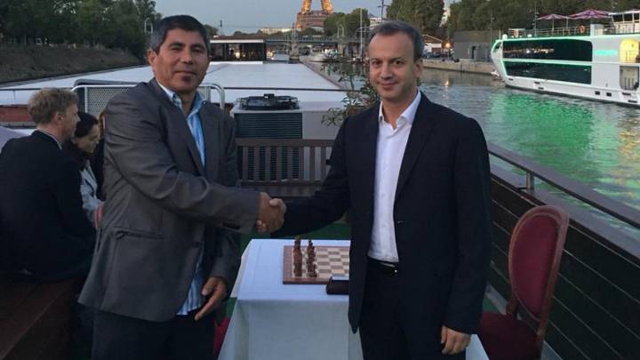 Julio Granda junto a Arkadi Dvorkovich, vicepresidente y presidente FIDE, respectivamente.