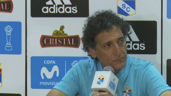 El técnico de Sporting Cristal deberá aclarar su futuro en los próximos días después de salir campeón. "Somos el mejor equipo del año", aseguró.