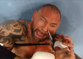 Triple H le arrancó a Batista el piercing... ¡con unos alicates!