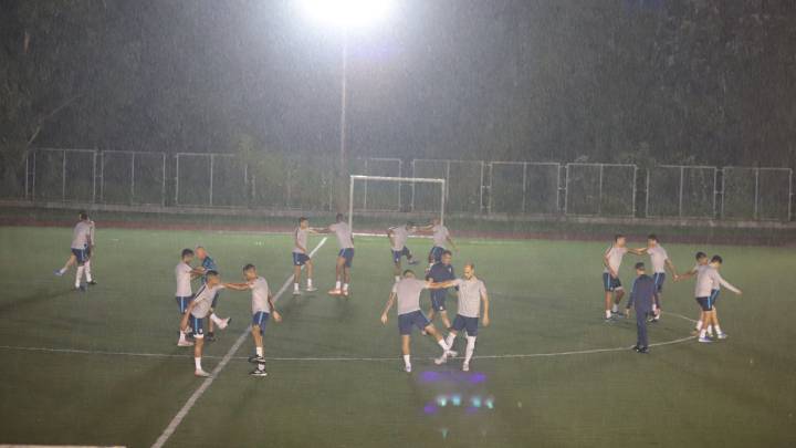 La lluvia torrencial que ha caído a lo largo de la noche y el inicio de la jornada en la localidad del norte del país pone en riesgo la disputa del partido.