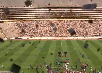 ¡Lluvia de papelitos en el clásico! Espectacular recibimiento de la hinchada de Universitario