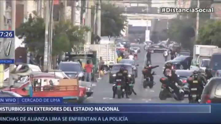 Disturbios de hinchas de Alianza en las afueras del Nacional
