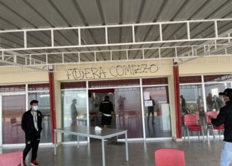 Hinchas entran a Campo Mar para pedir la salida de Comizzo