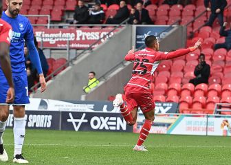Rodrigo Vilca celebra su primer gol con Doncaster Rovers