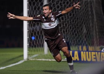 Curuchet firma por Cienciano