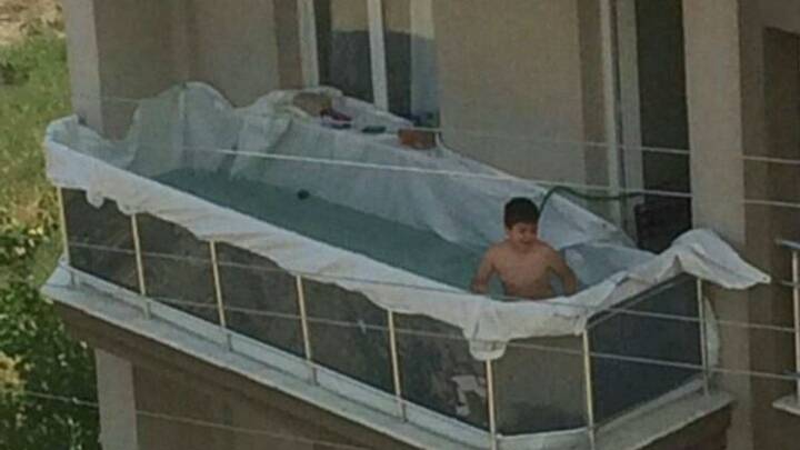 Piscina improvisada en un balcón provoca memes y complicados cálculos matemáticos