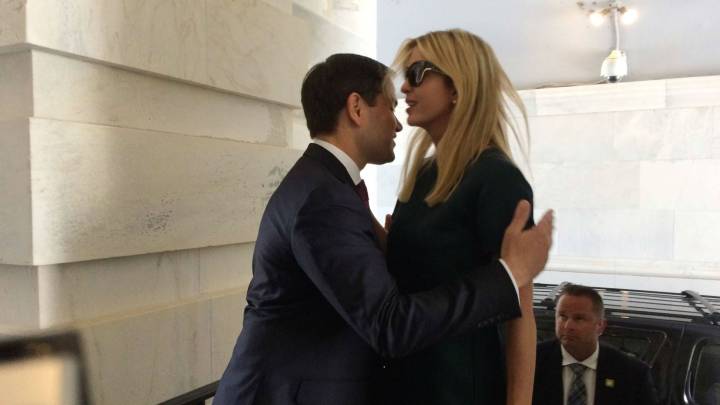 El fallido abrazo entre Marco Rubio e Ivanka Trump