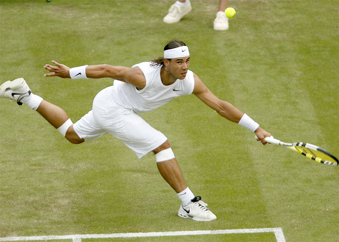 Nadal inicia el asalto a Wimbledon con una cómoda victoria