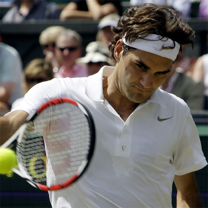 Federer derrota con autoridad a Hewitt