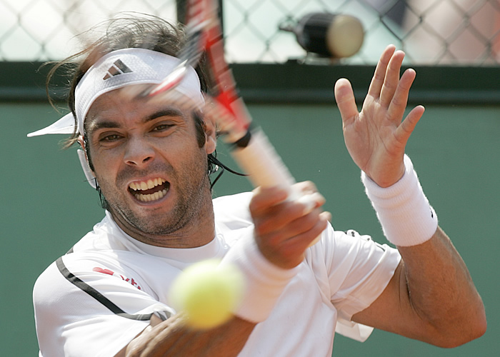 Roger Federer vence a Alberto Martín en tres sets